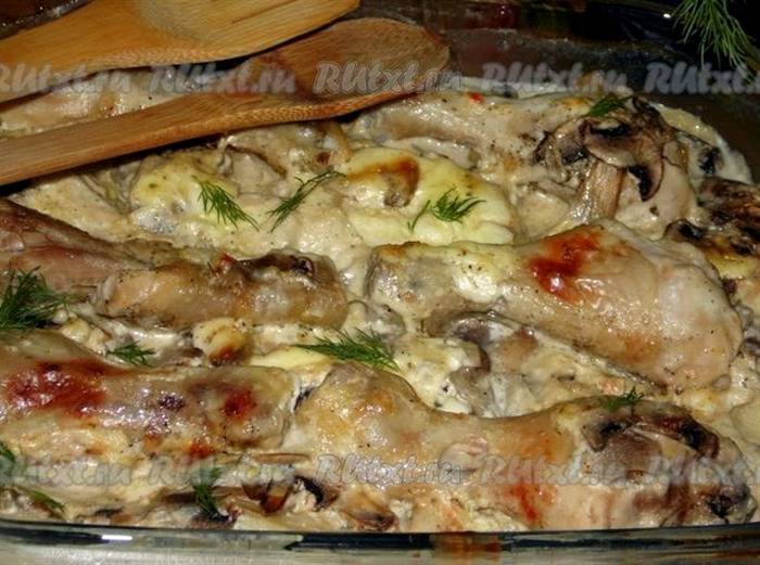 Картопля запечена з грибами в духовці Цибулини почистити, порізати на
