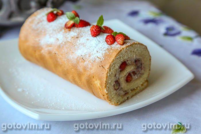 Бісквітний рулет із баварським кремом із суницею. Фотографія рецепта