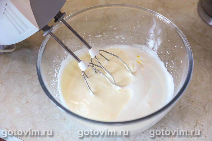 Бісквітний рулет із баварським кремом із суницею