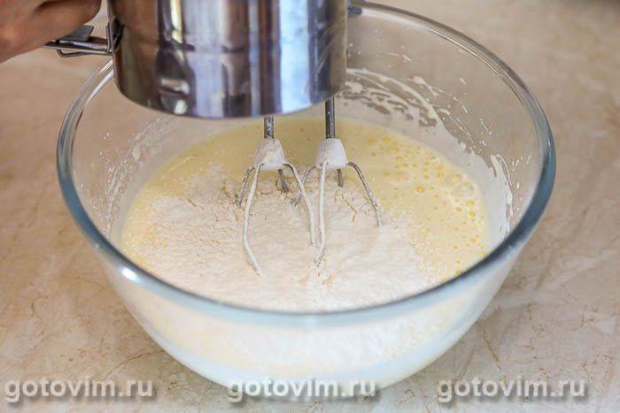 Бісквітний рулет із баварським кремом із суницею