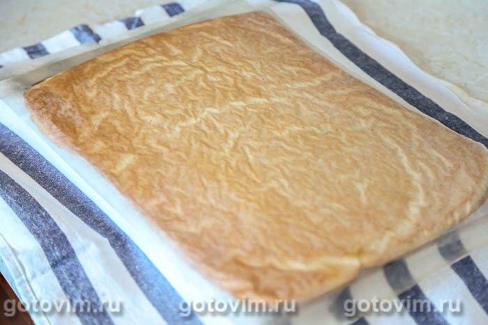 Бісквітний рулет із баварським кремом із суницею