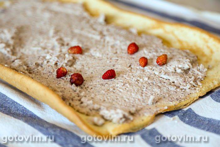 Бісквітний рулет із баварським кремом із суницею