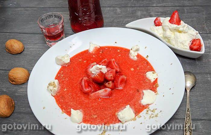 Десерт із &laquo;п'яної&raquo; полуниці з лікером і вершками. Фотографія рецепта