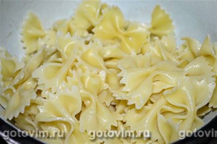 Фарфалле з копченим лососем в італійському стилі