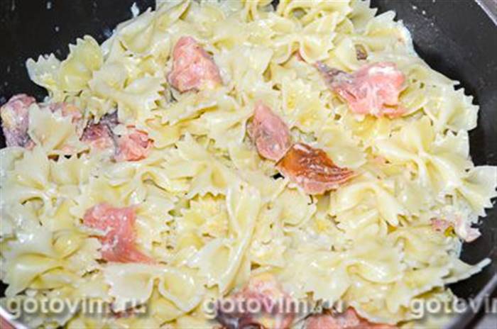 Фарфалле з копченим лососем в італійському стилі