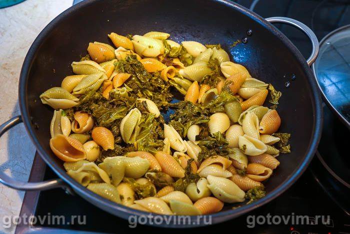 Конкільйоні з капустою кейл і волоськими горіхами