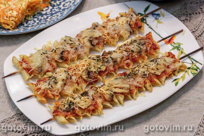 Макарони на шпажках із грибами та сиром. Фотографія рецепта