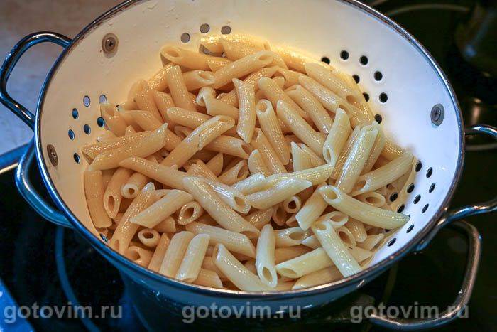 Макарони на шпажках із грибами та сиром