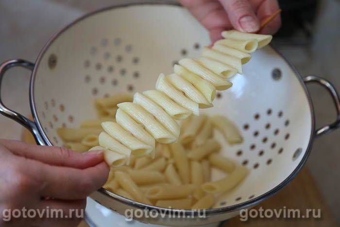 Макарони на шпажках із грибами та сиром