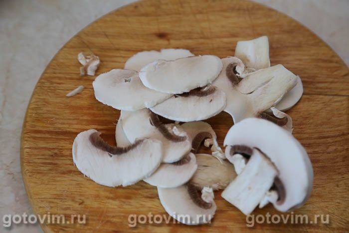 Макарони на шпажках із грибами та сиром