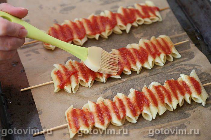 Макарони на шпажках із грибами та сиром