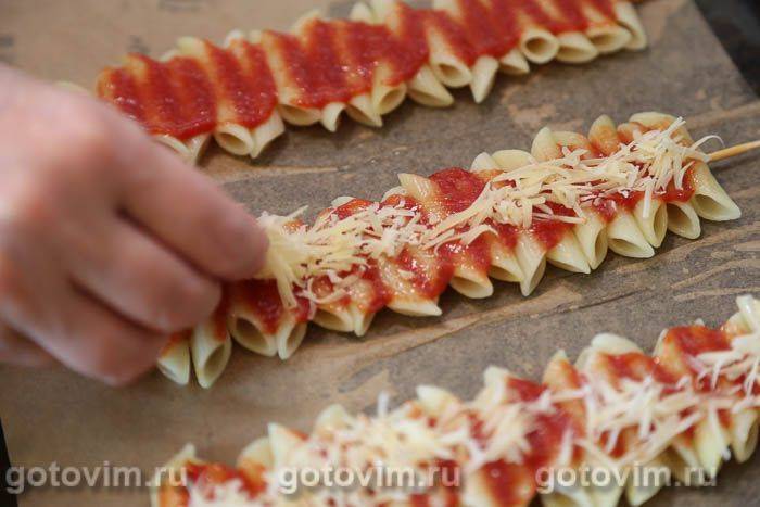 Макарони на шпажках із грибами та сиром