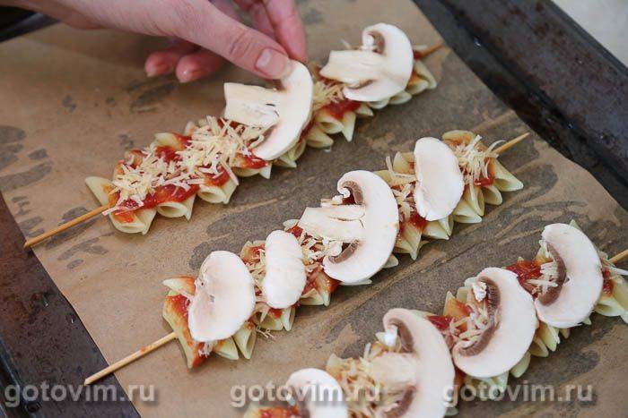 Макарони на шпажках із грибами та сиром