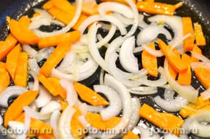 Паста з кальмарами в соусі з овочами 