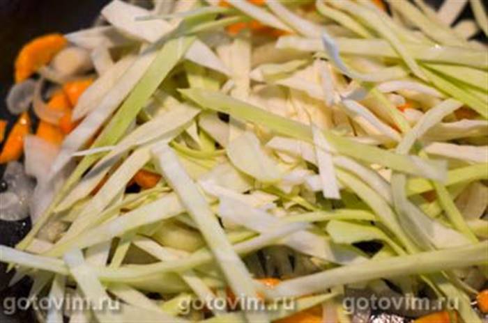 Паста з кальмарами в соусі з овочами 