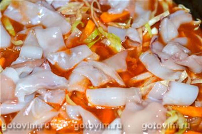 Паста з кальмарами в соусі з овочами 