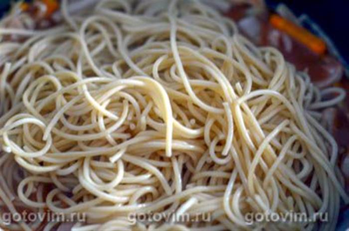 Паста з кальмарами в соусі з овочами 