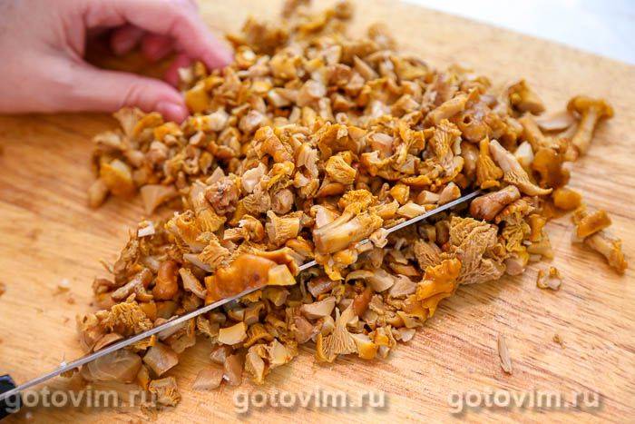 Пельмені з лисичками в сметані