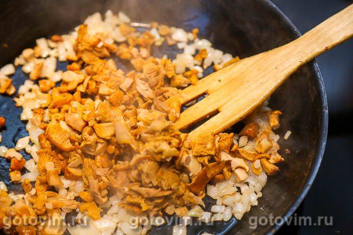 Пельмені з лисичками в сметані