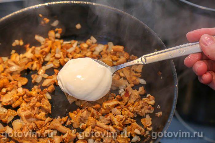 Пельмені з лисичками в сметані