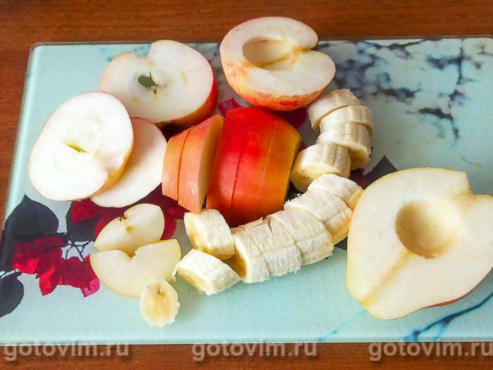 Десерт із запечених із ромом фруктів