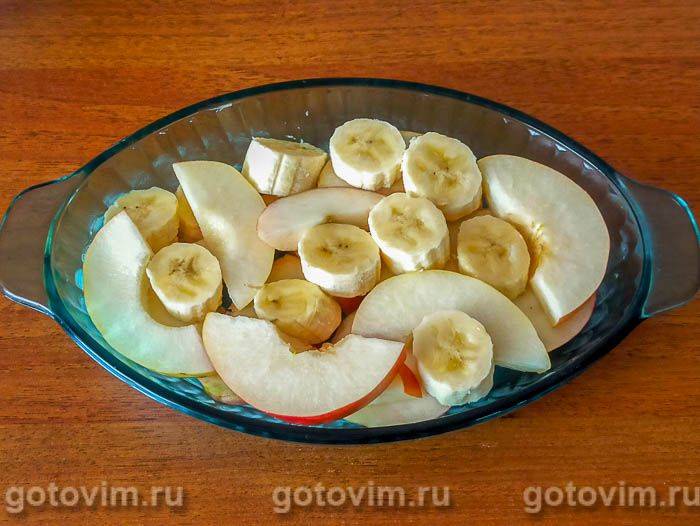 Десерт із запечених із ромом фруктів