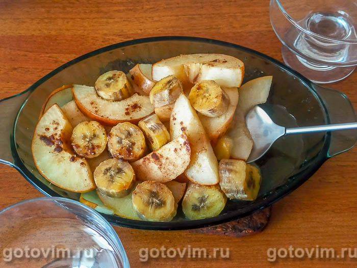 Десерт із запечених із ромом фруктів