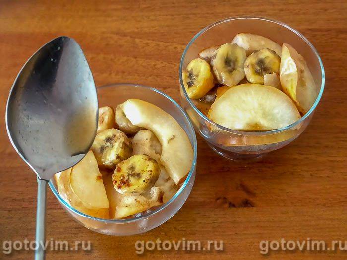 Десерт із запечених із ромом фруктів