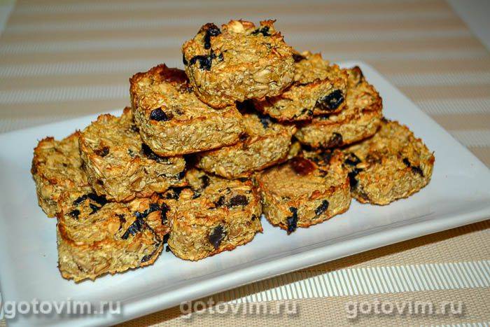 Енергетичні батончики з вівсяних пластівців і сухофруктів. Фотографія рецепта