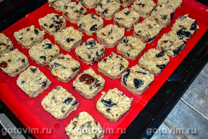 Енергетичні батончики з вівсяних пластівців і сухофруктів