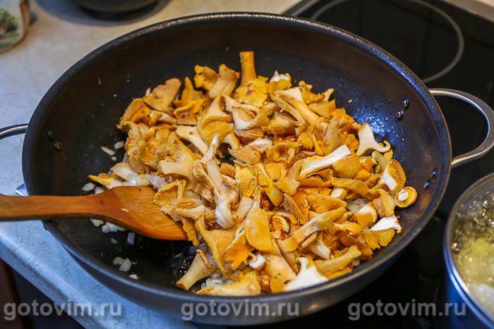 Курячі гомілки зі смаженими лисичками