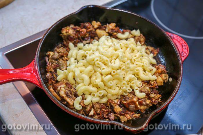 Макарони з білими грибами та беконом