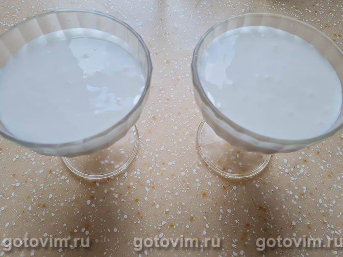 Желе з йогурту з сирним сиром і полуницею (на желатині)