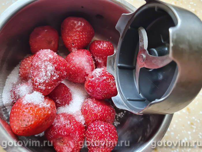 Желе з йогурту з сирним сиром і полуницею (на желатині)