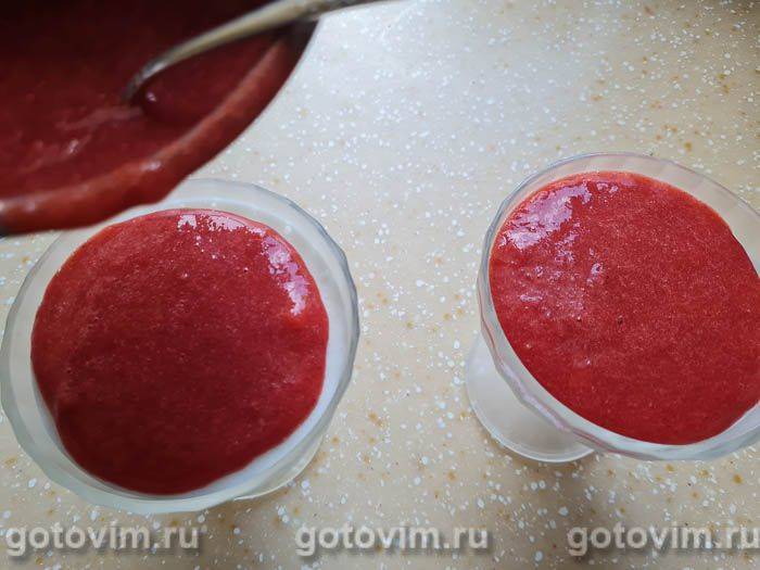 Желе з йогурту з сирним сиром і полуницею (на желатині)