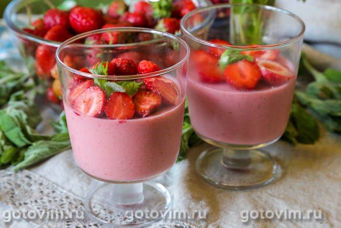 Желе з ряжанки з полуницею . Фотографія рецепта