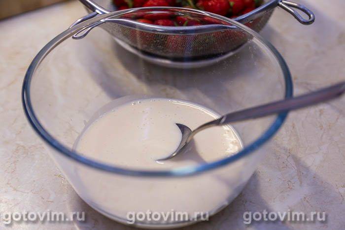 Желе з ряжанки з полуницею 