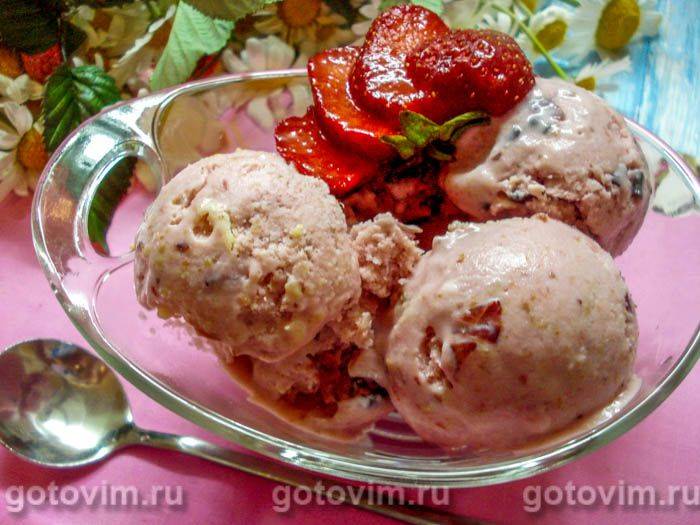 Домашній пломбір із ягодами, горіхами та шоколадом. Фотографія рецепта