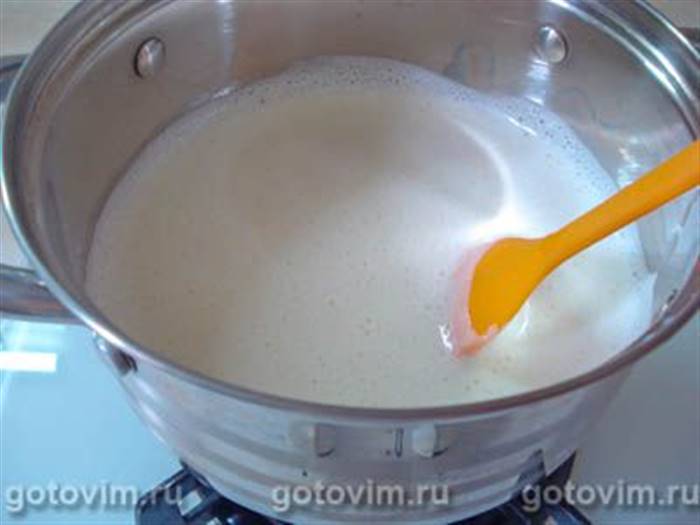 Домашній пломбір із ягодами, горіхами та шоколадом