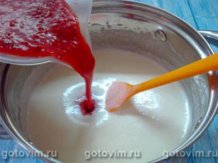 Домашній пломбір із ягодами, горіхами та шоколадом