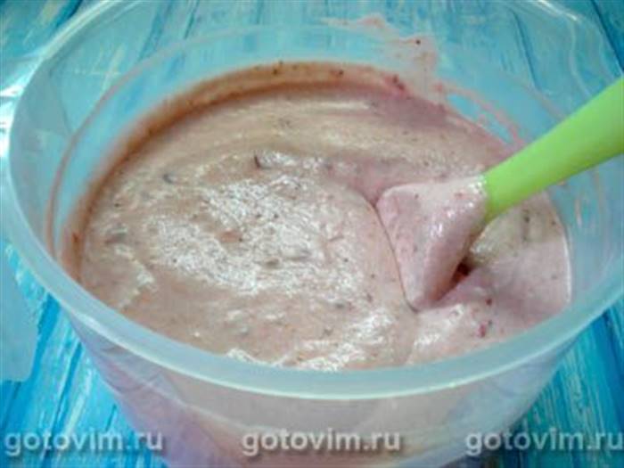 Домашній пломбір з ягодами, горіхами та шоколадом