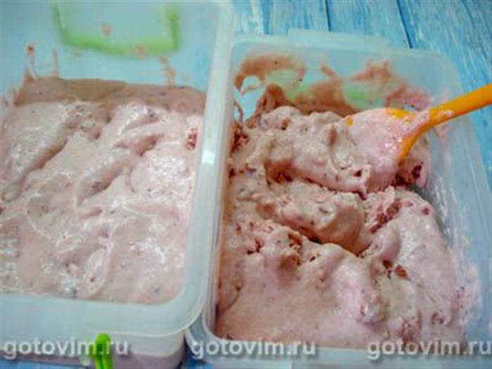 Домашній пломбір з ягодами, горіхами та шоколадом