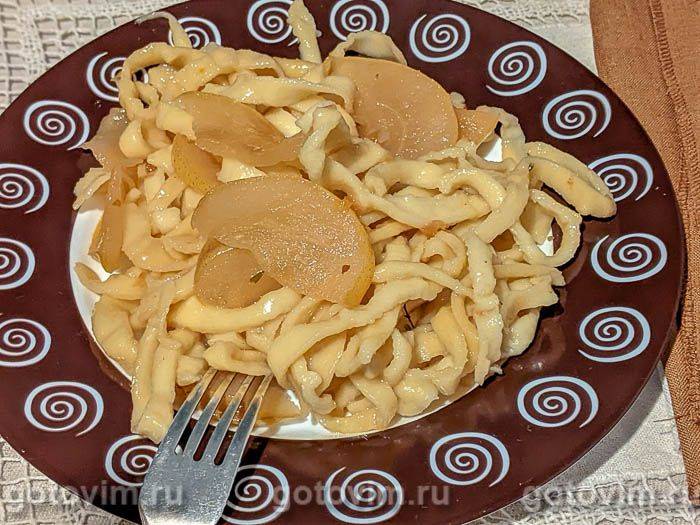 Домашня яєчна локшина із солодким соусом і грушею. Фотографія рецепта