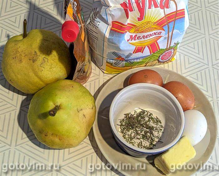 Домашня яєчна локшина з солодким соусом і грушею