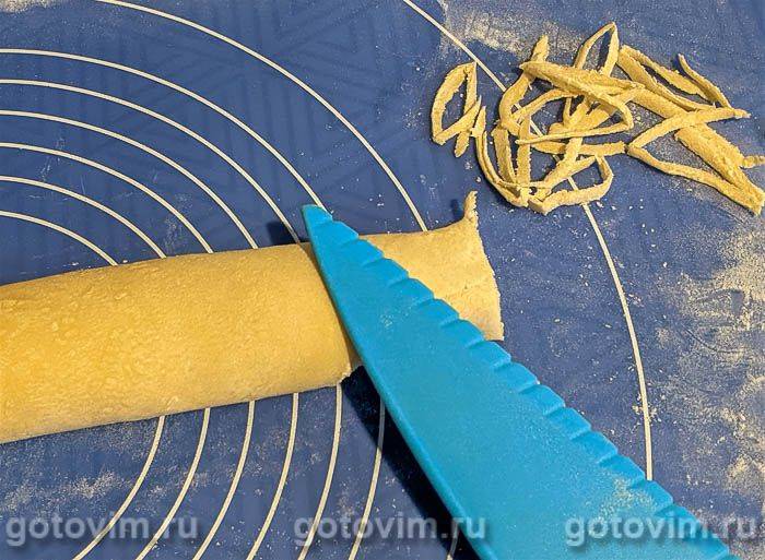 Домашня яєчна локшина з солодким соусом і грушею