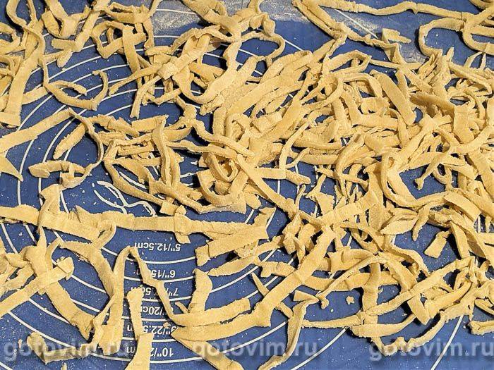 Домашня яєчна локшина з солодким соусом і грушею