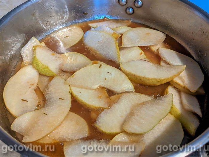 Домашня яєчна локшина з солодким соусом і грушею