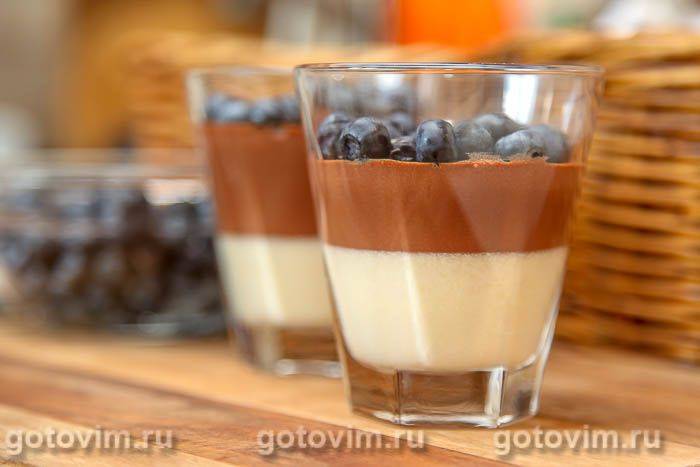 Двоколірний баварський крем із лохиною. Фотографія рецепта