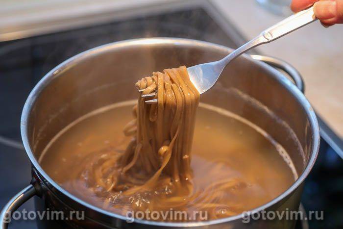 Гречана локшина соба з м'ясним фаршем і овочами