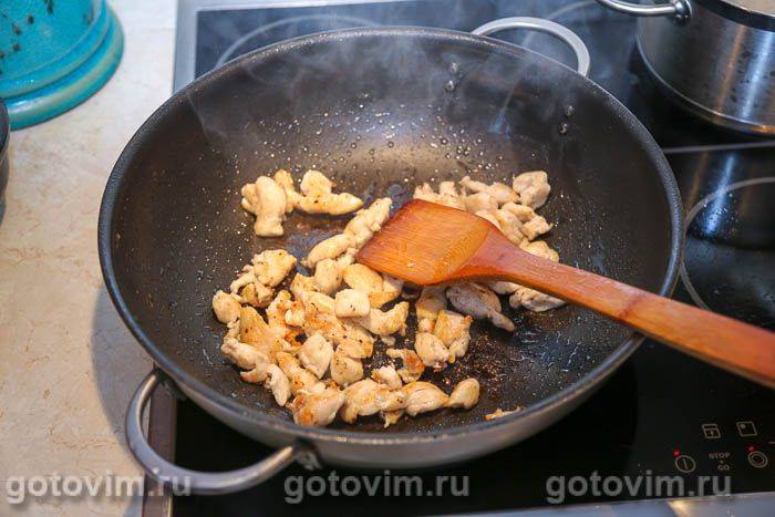 Макарони з куркою та кабачками